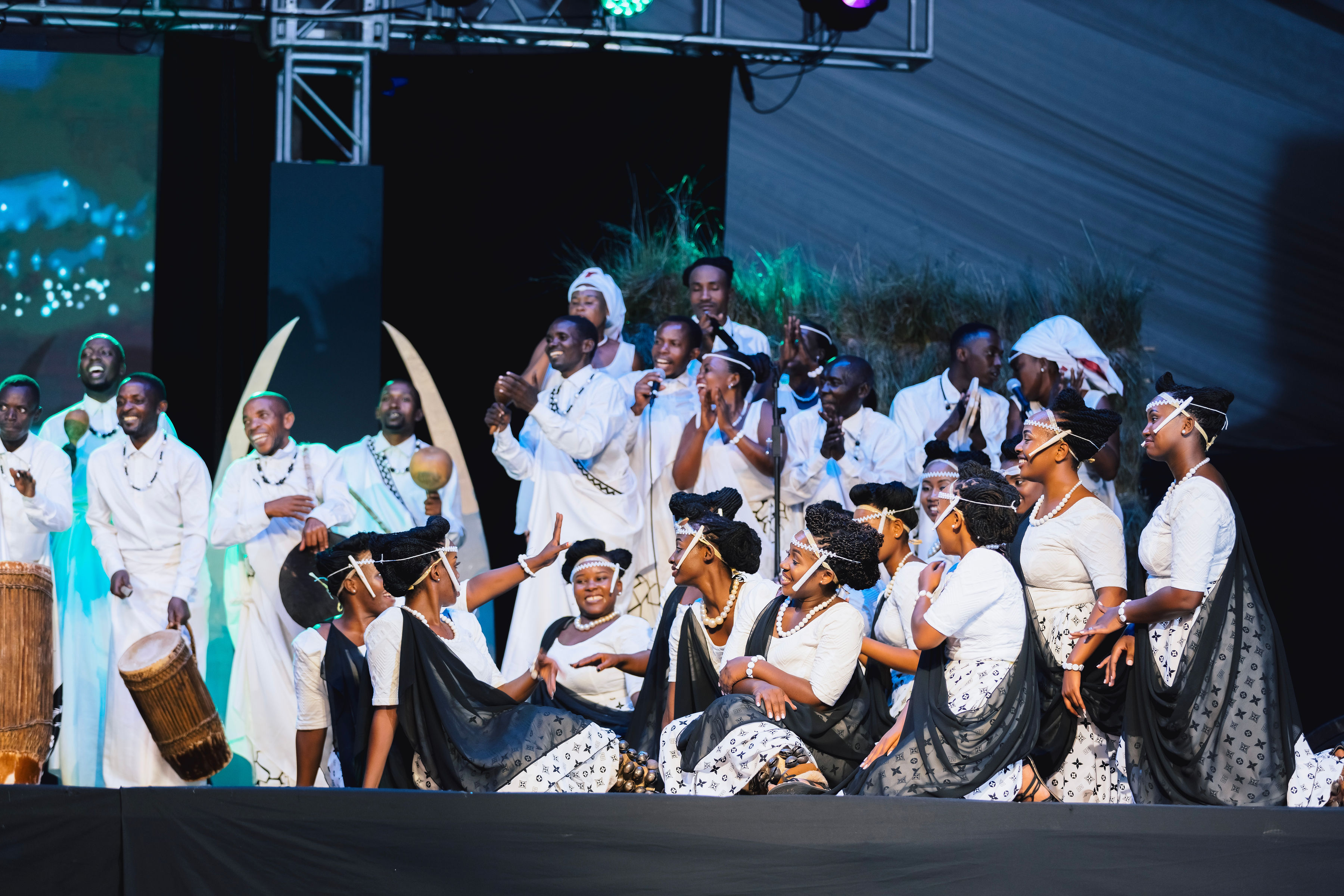 INTAYOBERANA performance