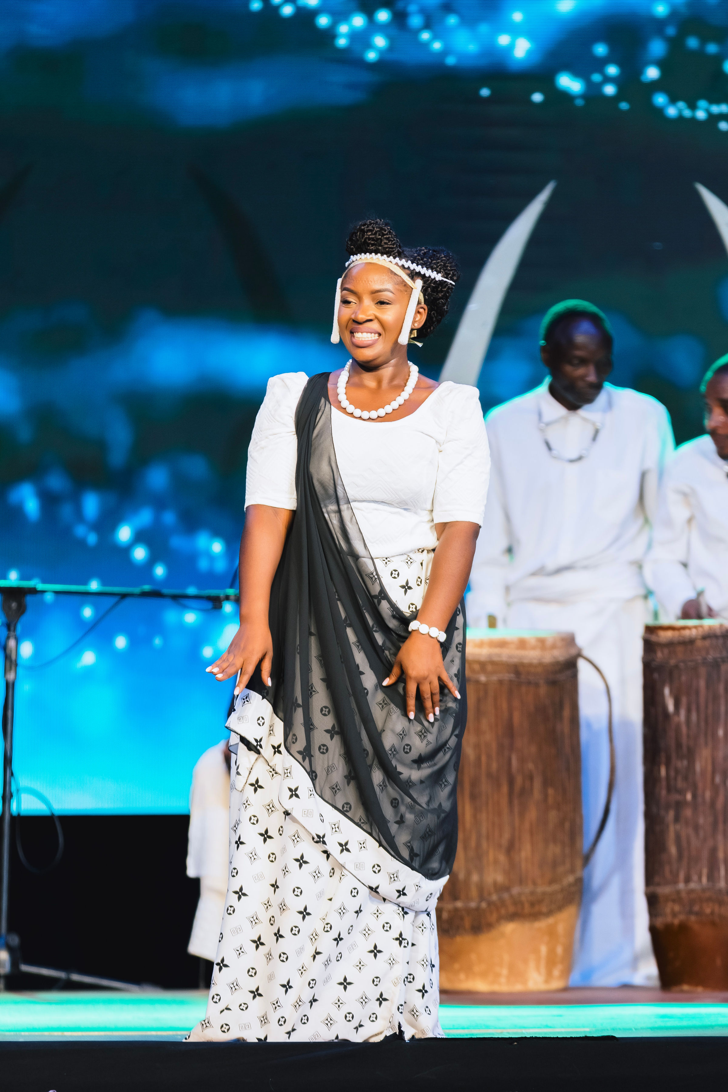INTAYOBERANA performance