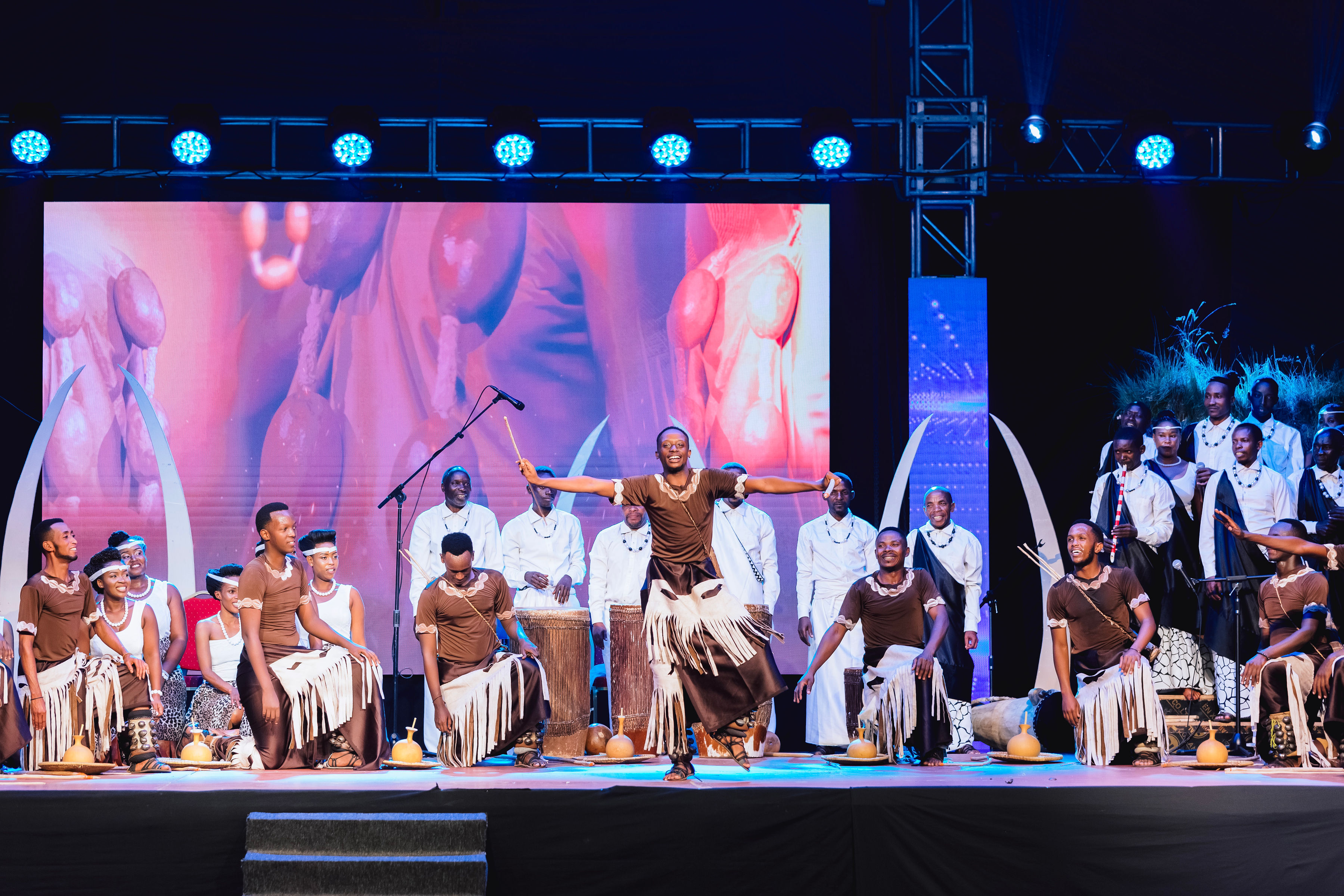 INTAYOBERANA performance
